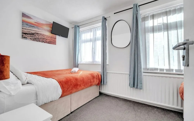 4 Bedrooms - Up To 14 Guests - Free Parking