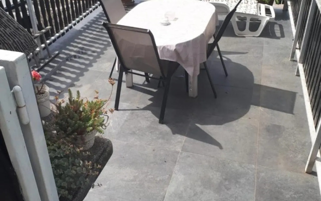 Slatka sobica za dvoje sa upotrebom zajednicke kuhinje i kupaonice