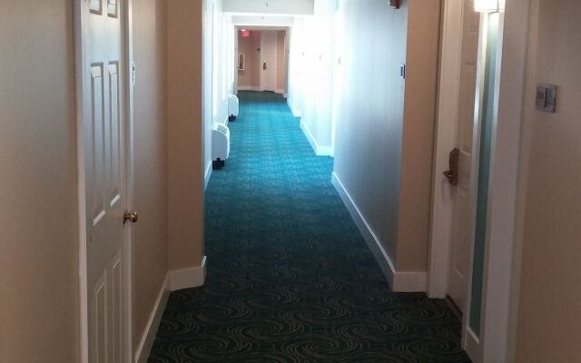 Commander Hotel & Suites