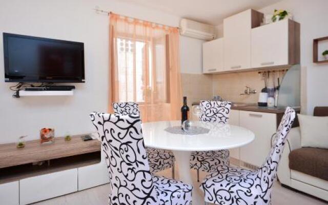 Apartments & Rooms As