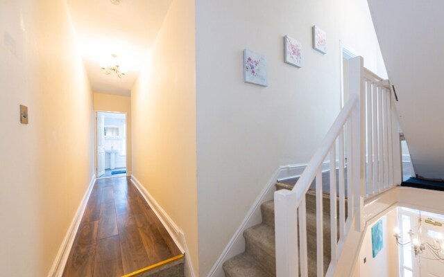 Captivating 5-bed House in Liverpool With Parking