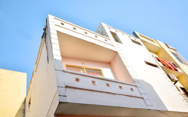 White House By OYO Rooms