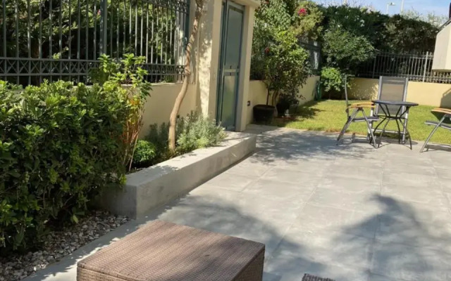 Bright, Cosy Studio close to Glyfada Beach & Center