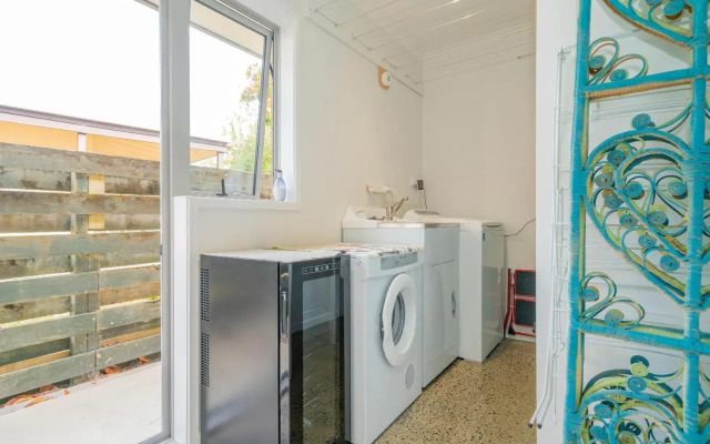 Rose's Beach Pad - Matarangi Holiday Home