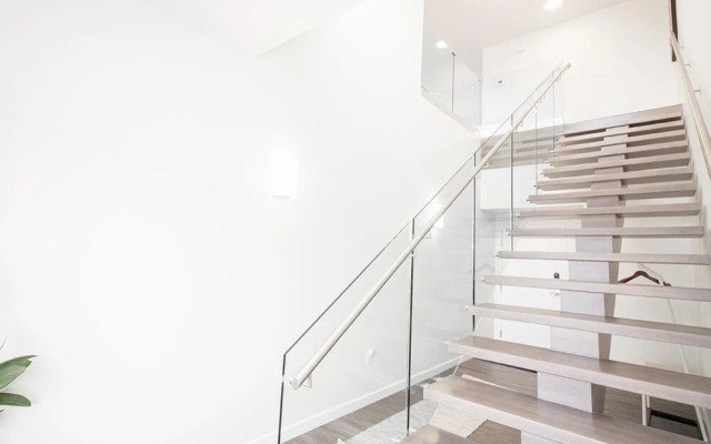 Spectacular 2bedroom and 2bath Penthouse With Parking