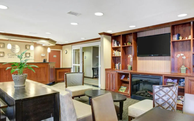 Comfort Inn & Suites Airport