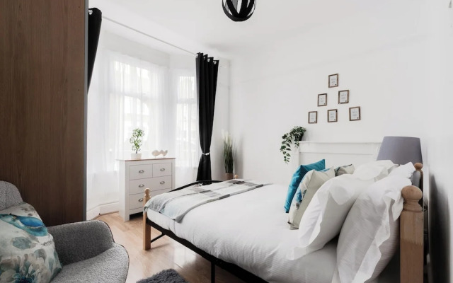 Beautiful 4-bed House With Garden in London