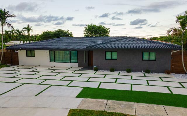 Cozy New Villa w/Cool Cabana+Fire Pit & Games