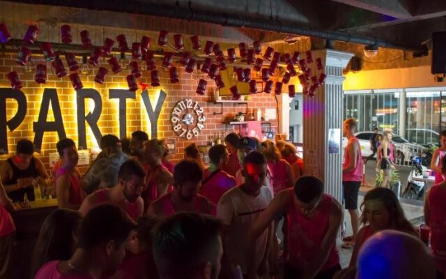 Bodega Phuket Party Hostel - Adults Only