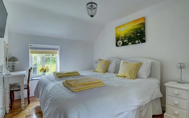 Comfortable Holiday Home in Croyde with Hot Tub