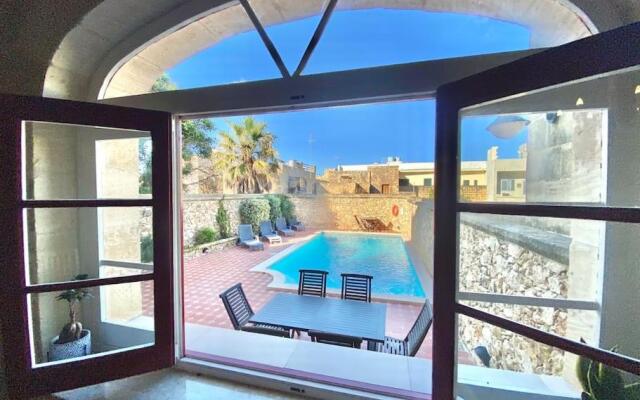Villa Rossa Gozo - 5 bedroom ensuite with pool & jacuzzi
