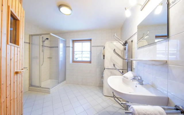 Cozy Chalet with Sauna near Königsleiten