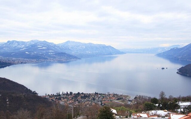 Stylish Lake Maggiore Apartment With Lake Views, Wifi