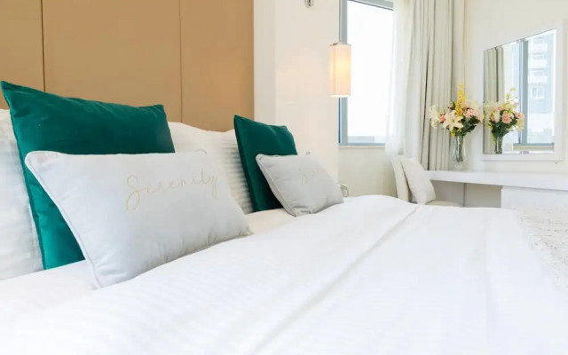 Luxury Urban Retreat w Burj Khalifa Views