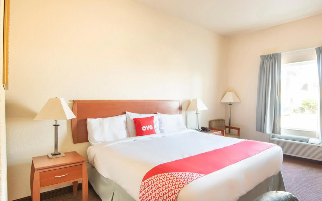 OYO Townhouse Clute Lake Jackson