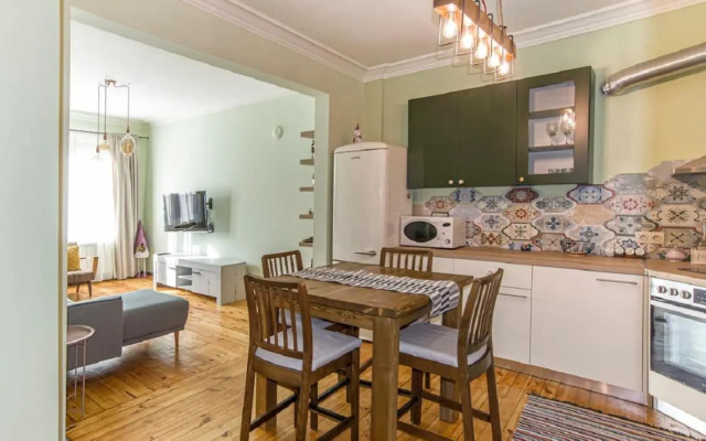 Top Central 2 Bedroom Apartment next to NDK