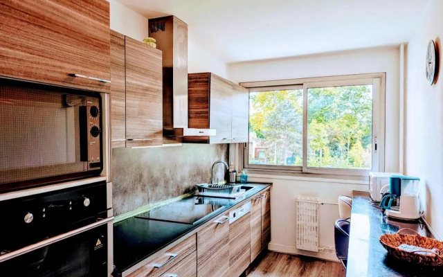 Chic and comfortable apart near Paris