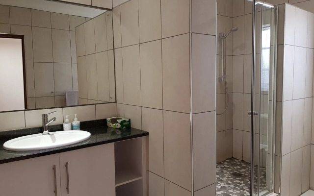 Six Valk Avenue Guest House
