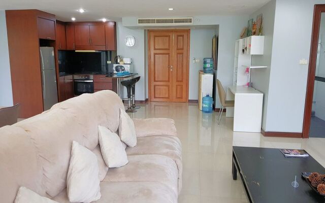 A Large 2 BR-3 Baths 207 Downtown