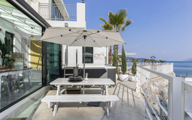 Lim Sea Side Poolvilla Pension