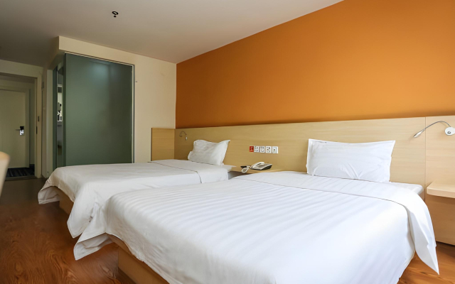 7 Days Inn Chengdu North Railway Train Station Square Branch