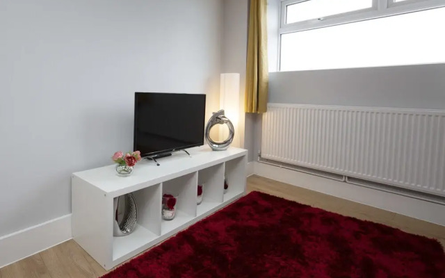 Deluxe Riverview Apartment