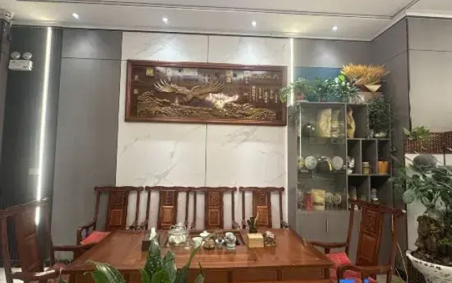Qujing Qingyi Business Hotel