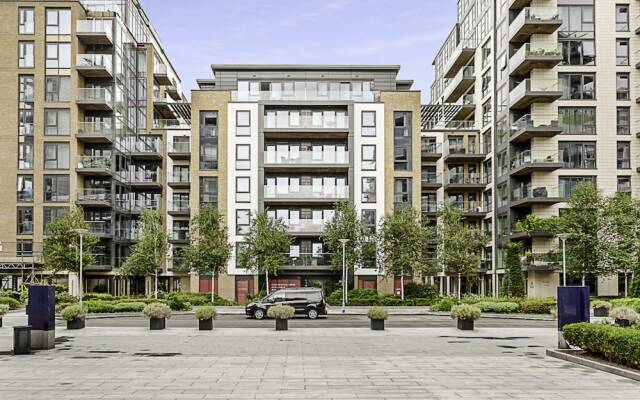 Stylish Flat In Battersea Reach