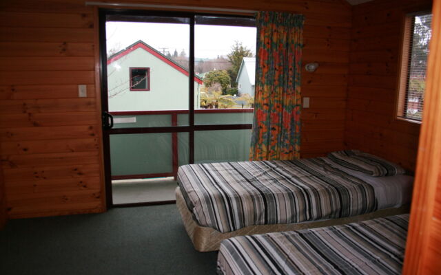Smoke Lake Hot Springs Lodge and Camp