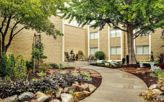 Wyndham Omaha / West Dodge