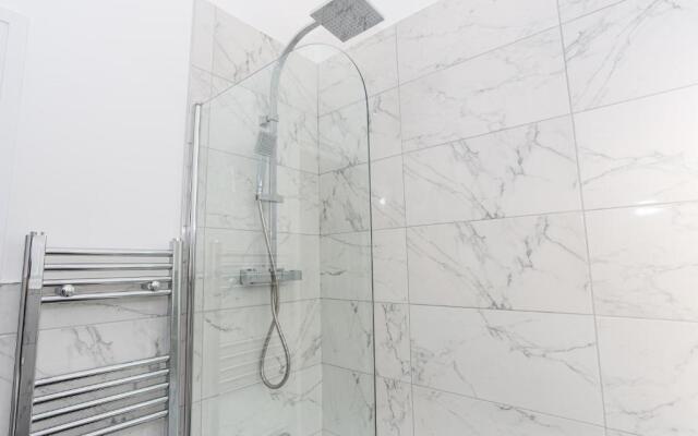 Preston Mews - Hot Tub, Parking, Sleeps 8!
