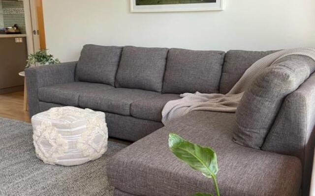 Luxurious Bayside Retreat, 2 min walk to the beach