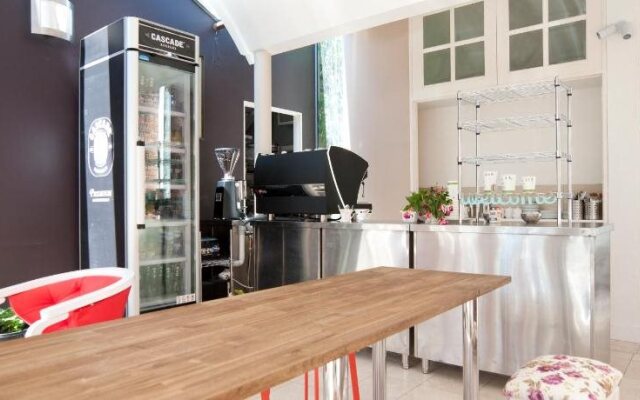 Lowena Cafe and Accommodation