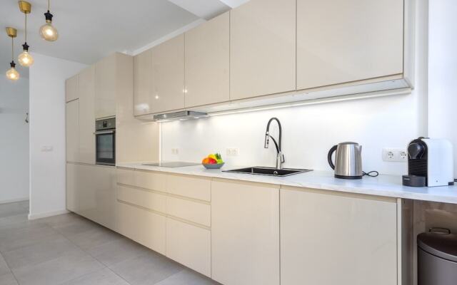 Stunning 3BR Terrace Apartment Best location Ref 124