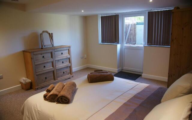 Modern Self-Contained Annex 10 min walk to beach