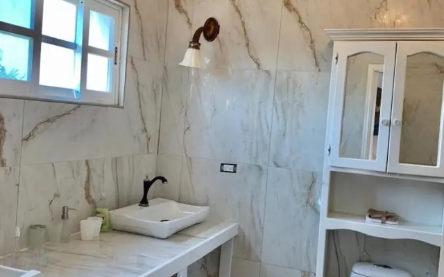 Chupaflor - Alexander Luxury & Executive Suites