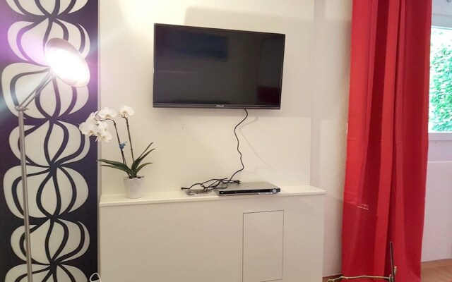 Studio in Bevaix, With Pool Access, Enclosed Garden and Wifi