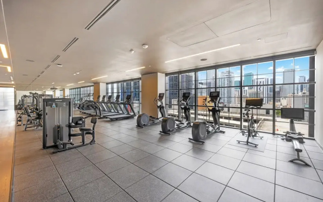 Downtown 1BR Apt with Skyline Views