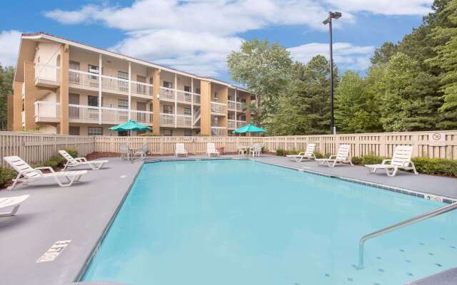 Super 8 by Wyndham Austell/Six Flags