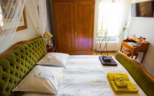 La Petite Maison près de l'Eglise