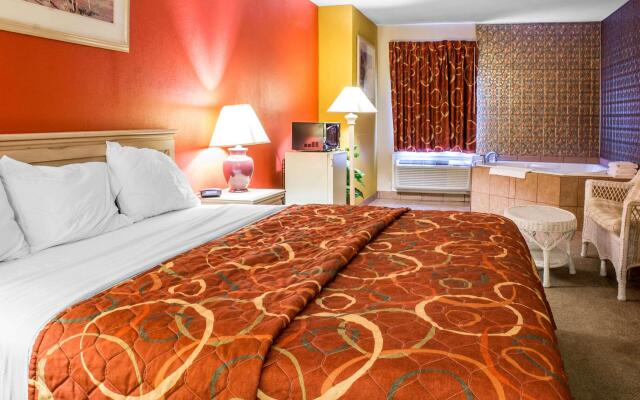 Econo Lodge Inn & Suites Walnut