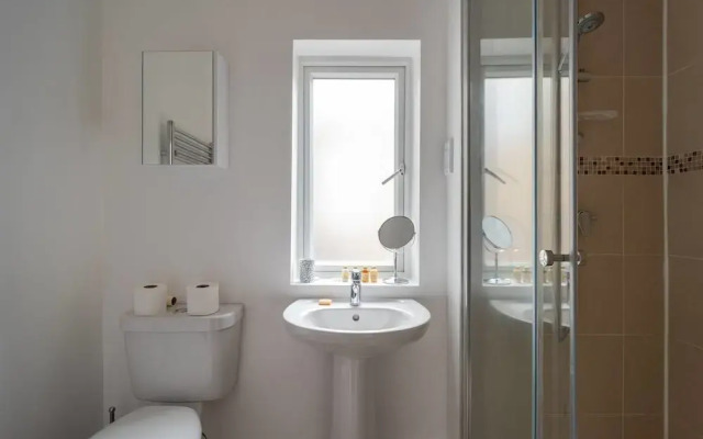 Fresh 2 Bedroom Flat by the River Thames