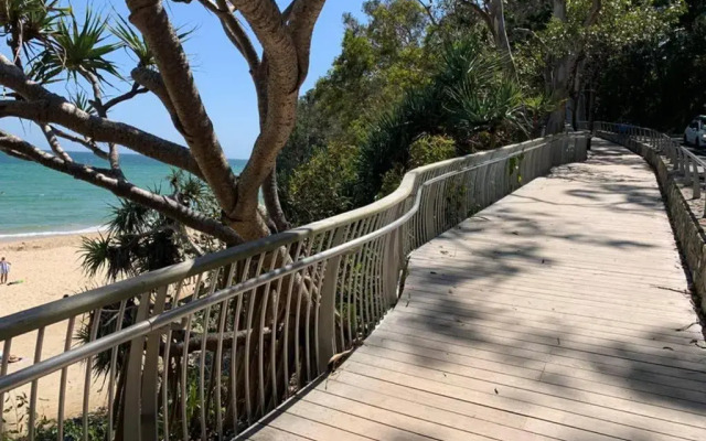 2 Bedroom Renovated Townhouse, Walk to Noosa River