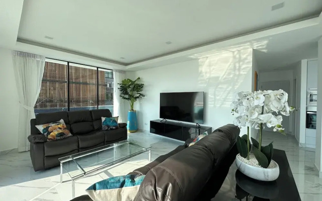 Stunning Beachfront View Luxurious Apt 2