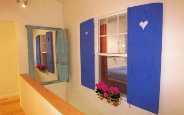 Metro Hotel and Cafe