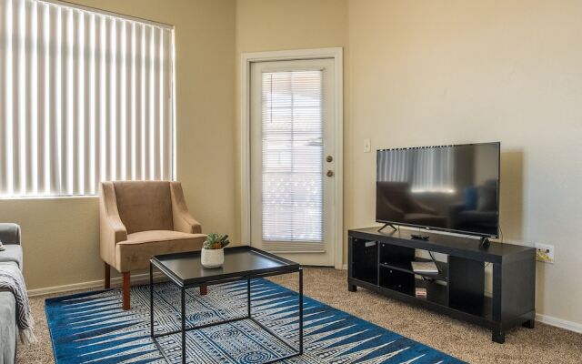 1 BR Apt with Parking by Frontdesk