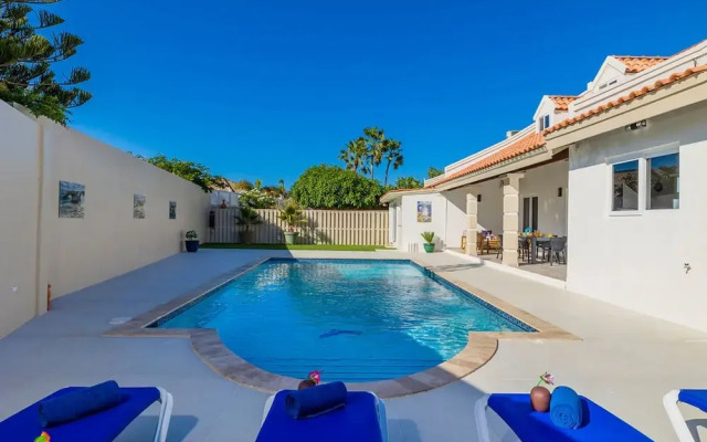 Spacious Renovated House Prvt Pool 5 min to Bch