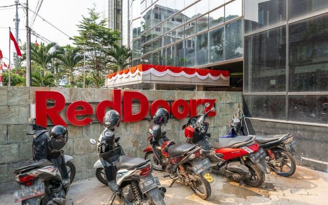 RedDoorz Plus near Taman Ismail Marzuki