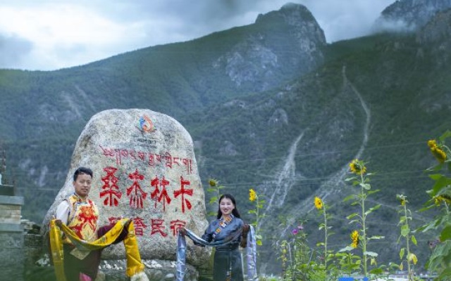 Daocheng Yading Sangjie Linka Luxury Homestay – People – Daocheng