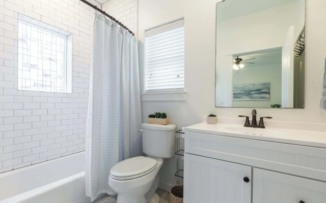 Comfy 3bdr Right in Town Sleeps 10